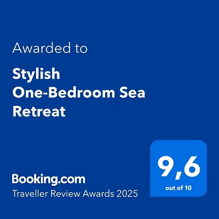 Stylish One-bedroom Sea Retreat アパート