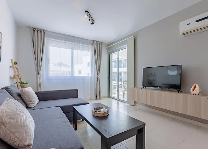 Stylish One-bedroom Sea Retreat *