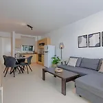Stylish One-bedroom Sea Retreat Apartment *