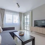 Stylish One-bedroom Sea Retreat *