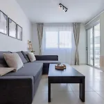 Stylish One-bedroom Sea Retreat Apartment *