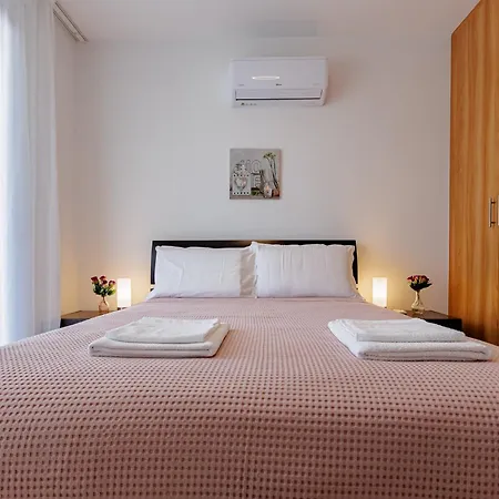 Stylish One-bedroom Sea Retreat Apartament