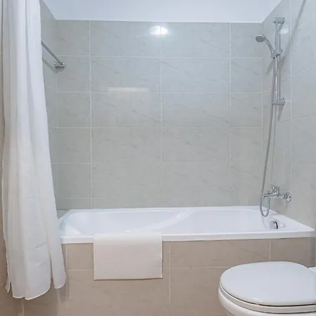 Stylish One-bedroom Sea Retreat *