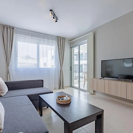 Stylish One-bedroom Sea Retreat *