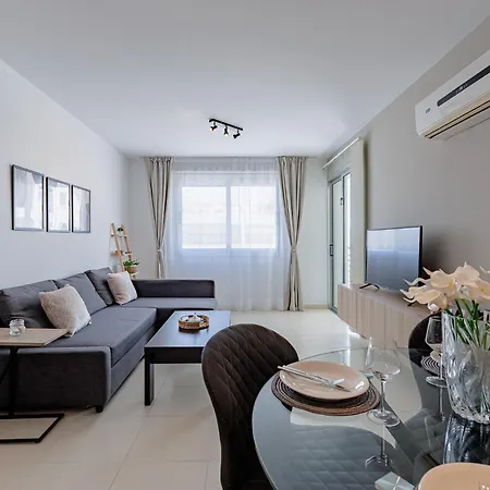 Stylish One-bedroom Sea Retreat *