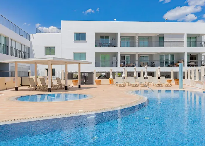 Stylish One-bedroom Sea Retreat *