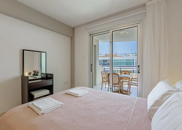 Stylish One-bedroom Sea Retreat * パラリムニ